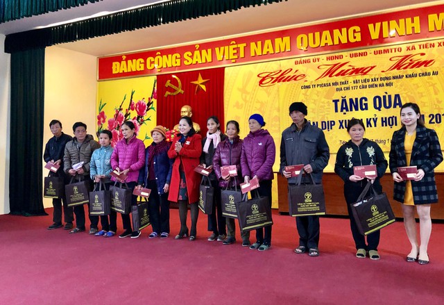 120 suất qu&agrave; Tết đ&atilde; được trao, mỗi suất trị gi&aacute; 500 ngh&igrave;n đồng