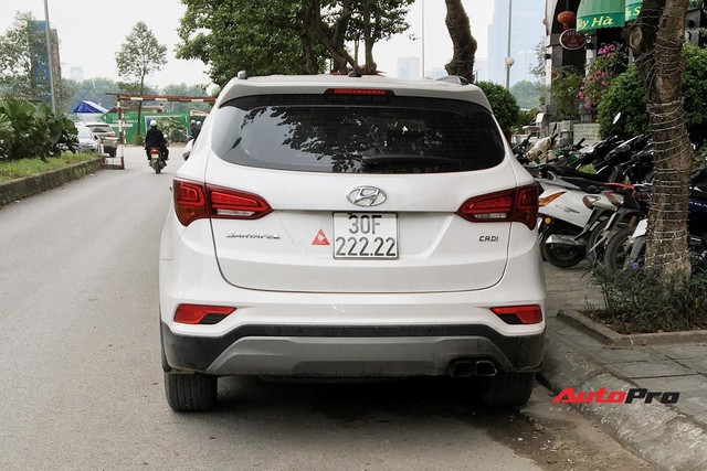 
 Trước đó ít lâu, vào tháng 6/2018, một chiếc Hyundai SantaFe khác cũng đã bốc được biển ngũ quý khủng 30F-222.22 khiến cộng đồng mạng xôn xao. Ngay lập tức, nó đã được định giá tới hơn 2 tỷ đồng, tức gần gấp đôi giá mua gốc.
