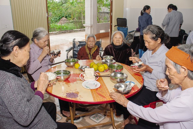 
Các cụ già quây quần bên bữa trưa tại mái ấm Hồng Ân. Ảnh: Viết Dư
