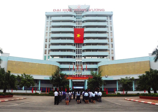 
Trường Đại học Hùng Vương (Phú Thọ) là một trong những đơn vị có được vinh dự được nhận lá cờ linh thiêng nơi cực bắc của Tổ quốc. Ngay khi lá cờ 54 m2 được đưa về tới trường, tập thể cán bộ, sinh viên đã tổ chức một buổi lễ chào cờ vô cùng trang trọng để bày tỏ tinh thần yêu nước cũng như sự tự hào chủ quyền dân tộc.
