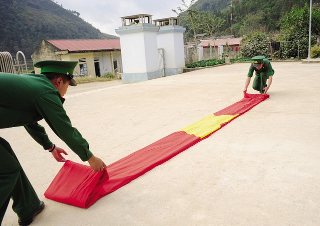 
Lá cờ sau khi hoàn thành nhiệm vụ được gấp gọn để làm quà tặng.
