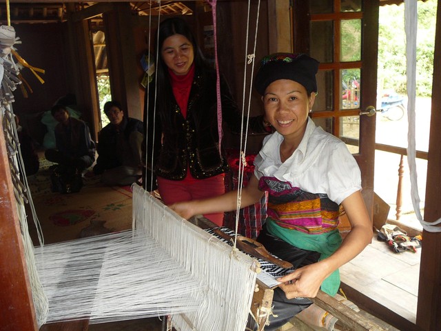 
Chị Hà Thị Vinh đang dệt cạp váy theo đơn đặt hàng của một cô gái chuẩn bị làm cô dâu
