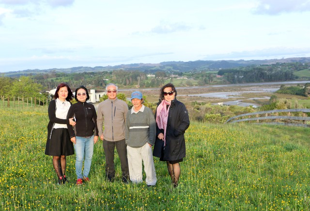 
Bà Thu, ông Mỹ, ông Yên (thứ hai, ba, tư từ trái sang) tại trang trại nhà ông Yên.
