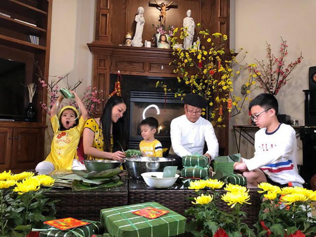 Gia đình Hồng Ngọc tụ tập cùng nhau trang trí nhà cửa, gói bánh chưng. Bố chồng của nữ ca sĩ (thứ hai từ phải sang) cũng chung tay giúp đỡ con cháu chuẩn bị cho ngày Tết truyền thống.