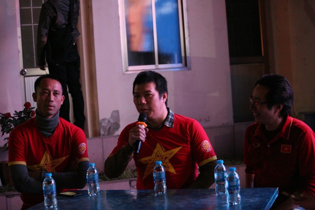 Bình luận viên Quang Huy và cựu cầu thủ đội tuyển Việt Nam giao lưu cùng CĐV.