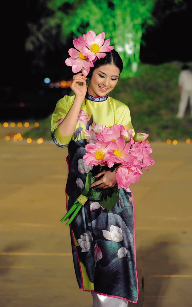 
Hoa sen luôn là nguồn sáng tạo với Hoa hậu Ngọc Hân trong những thiết kế áo dài. ảnh: NVCC
