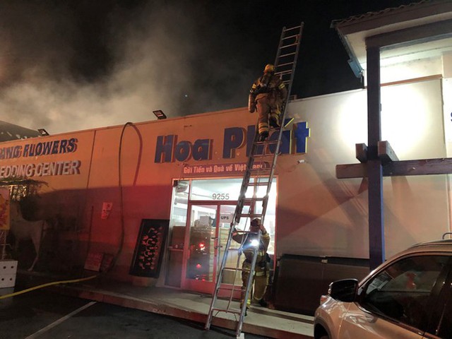 Vụ cháy xảy ra tại khu trung tâm mua sắm tập trung nhiều người Việt tại Quận Cam, bang California. Ảnh: Cơ quan cứu hỏa Quận Cam.