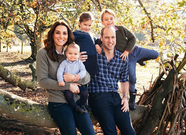 Gia đình William - Kate và ba con, Hoàng tử George, Công chúa Charlotte, Hoàng tử Louis ở Anmer Hall mùa thu năm 2018. Ảnh: UK Press.