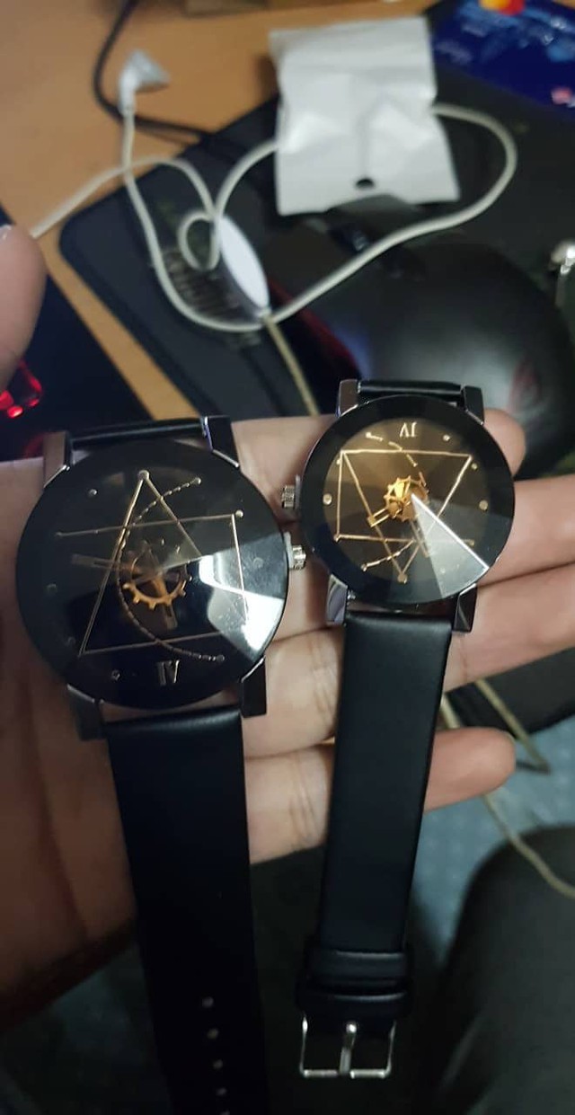 
Hai chiếc đồng hồ nhận được khác xa với hình ảnh trên mạng.
