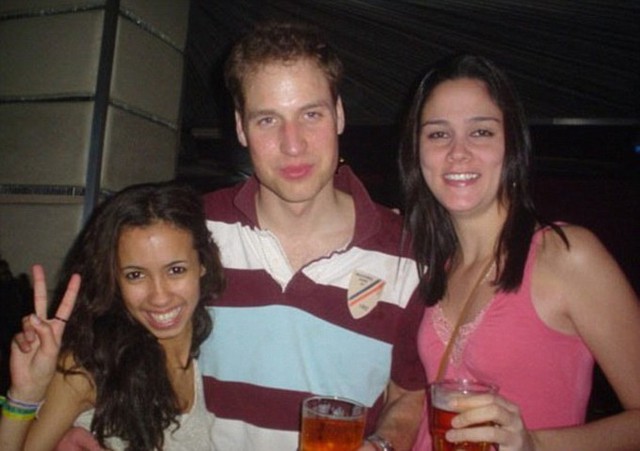 William ôm hai nữ sinh người Brazil trong một bữa tiệc năm 2007. Ảnh: UK Press.
