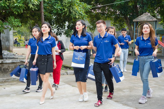
Việt Trinh cùng các đại diện TMV Ngọc Dung tại chương trình “Tết ấm Hà Nam 2019”
