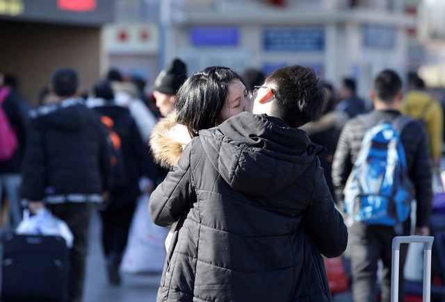 Một nụ hôn tạm biệt bên ngoài nhà ga Bắc Kinh. Ngày đầu tiên của năm mới sẽ rơi vào 5/2. Ảnh: Reuters.