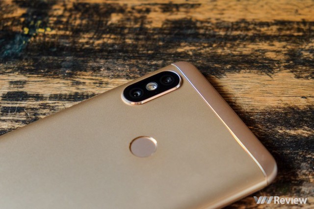 
Xiaomi Redmi Note 5 có camera kép được quảng cáo khá nhiều, song nếu đánh giá thực tế thì chất lượng chỉ ở mức trung bình, không thể đòi hỏi nhiều hơn trong tầm giá
