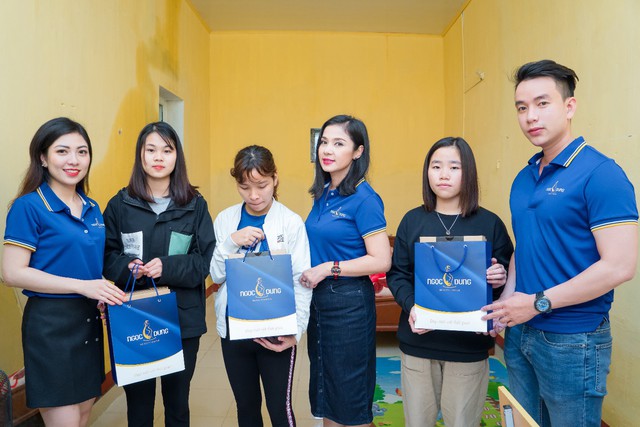 
Ông Phạm Thanh Tuấn cùng đại sứ Việt Trinh trao quà và trò chuyện cùng các em nhỏ tại trung tâm.
