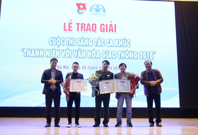 
Ban tổ chức trao thưởng cho các tác giả đạt giải
