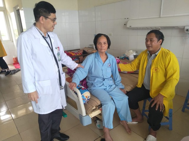 Bác sĩ chuyên khoa II Nguyễn Hoành Sâm, Trưởng khoa Thần kinh thăm khám bệnh nhân Nguyệt (giữa) trước khi xuất viện