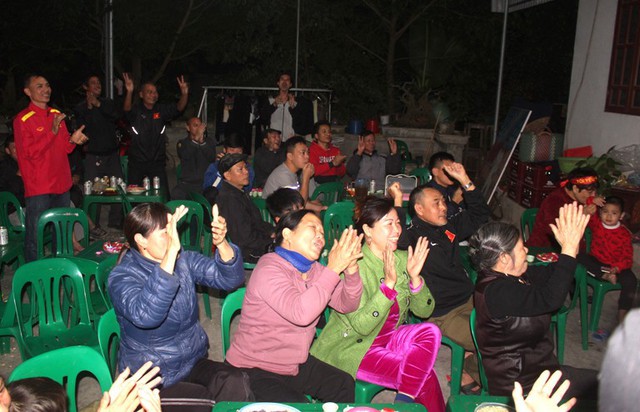 
Hàng trăm người dân quê đến nhà cầu thủ Đức Huy cổ vũ cho tuyển Việt Nam. Ảnh: Đ.Tùy
