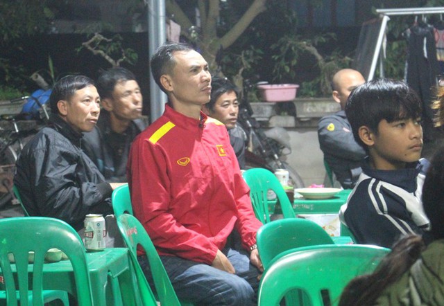 
Ông Phạm Duy Đông - bố cầu thủ Đức Huy lo lắng suốt trận tứ kết của đội tuyển Việt Nam tối qua. Ảnh: Đ.Tùy
