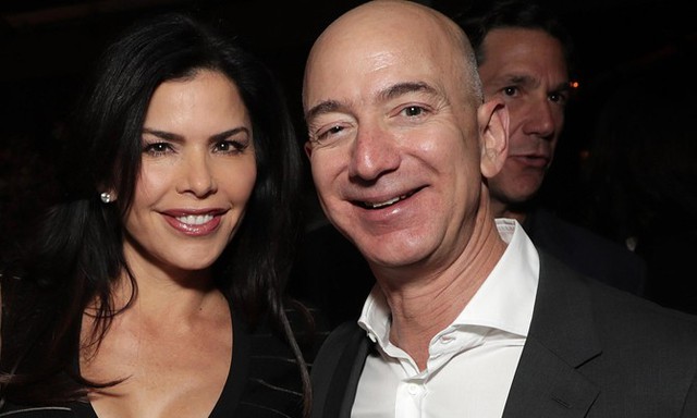 Lauren Sanchez và Jeff Bezos trong một sự kiện tháng 12/2016. Ảnh: US Weekly.