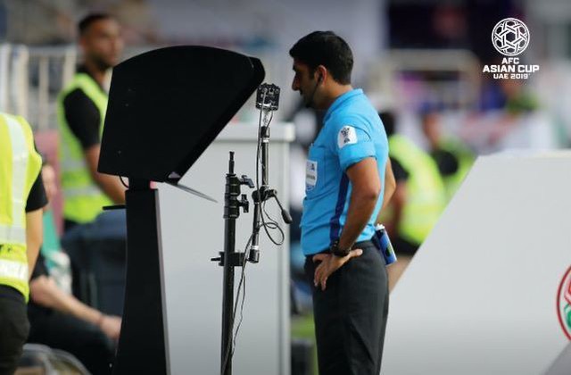 
Trọng tài Mohammed Abdulla không công nhận bàn thắng cho Nhật Bản trong hiệp 1 sau khi tham khảo công nghệ VAR. Ảnh: AFC
