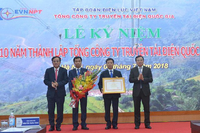 Thứ trưởng Bộ Công Thương Hoàng Quốc Vượng thừa ủy quyền của Thủ tướng trao Bằng khen cho EVNNP