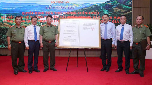 L&atilde;nh đạo Bộ C&ocirc;ng an, Bộ C&ocirc;ng Thương, Tập đo&agrave;n Điện lực Việt Nam v&agrave; Tổng c&ocirc;ng ty Truyền tải điện Quốc gia tại Lễ c&ocirc;ng bố Quyết định của Thủ tướng Ch&iacute;nh phủ về việc đưa Hệ thống truyền tải điện 500 kV v&agrave;o Danh mục c&ocirc;ng tr&igrave;nh quan trọng li&ecirc;n quan đến an ninh quốc gia