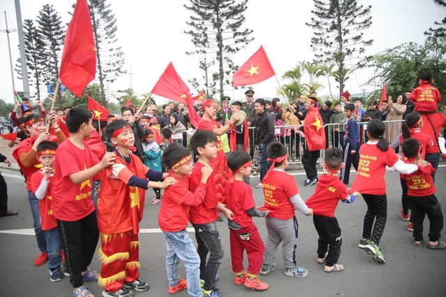 Cờ đỏ sao vàng bay phấp phới cùng những bài ca vui tươi.