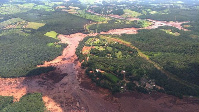 
Lũ bùn trên diện rộng gần thành phố Brumadinho sau vụ vỡ đập tại mỏ quặng sắt phía đông nam Brazil
