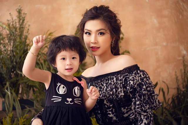 
Á hậu Diễm Trang và con gái Julia.
