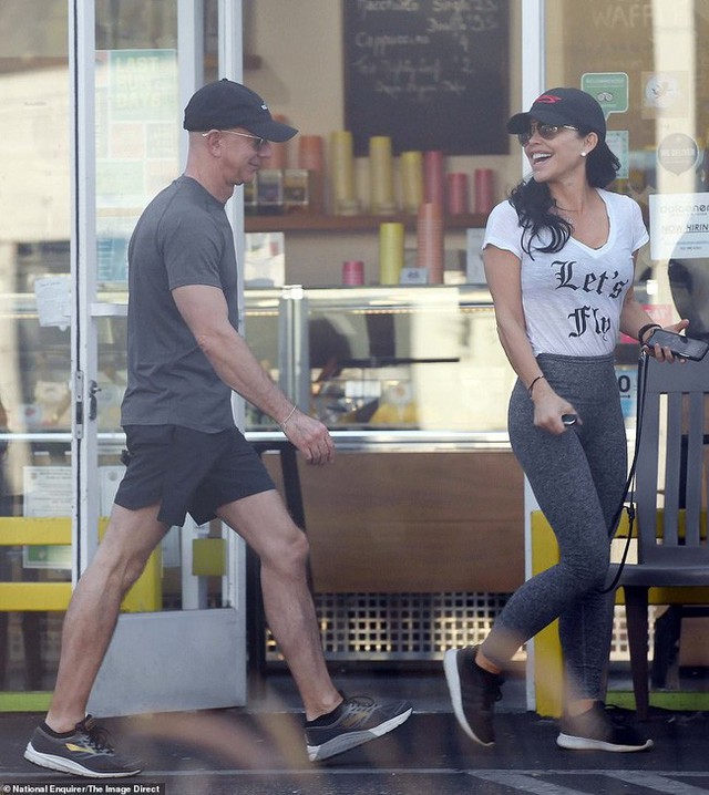 Jeff Bezos và Lauren Sanchez say đắm trong mối quan hệ ngoài luồng đang bị dư luận lên án.