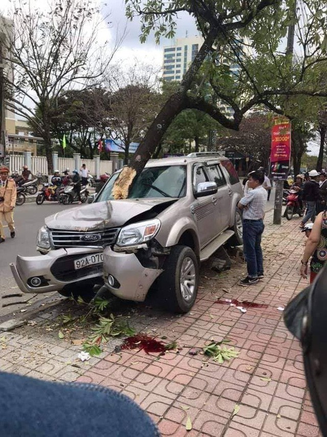 Ô tô điên lao vào 2 mẹ con đang đứng chờ xe buýt trên đường.