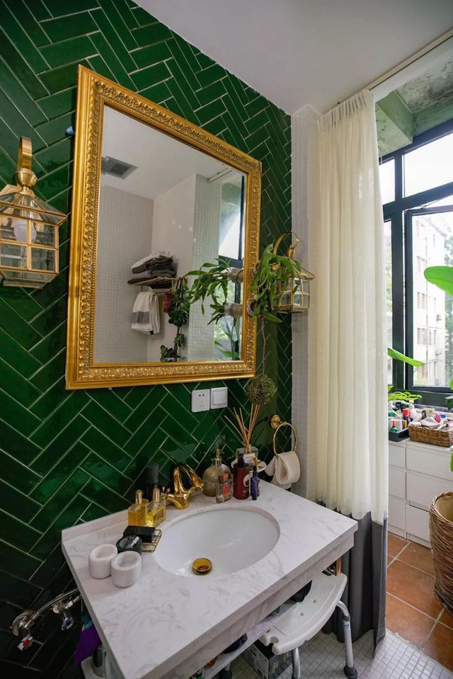 
Phòng tắm được thay đổi các bức tường ốp, gạch ốp và gạch lát sàn được chọn màu xanh lá để tăng thêm vẻ đẹp gần gũi với tự nhiên.
