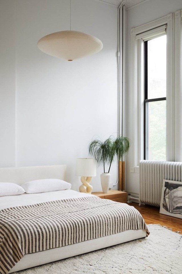 
Phòng ngủ sử dụng tone màu trắng, bố trí gần cửa sổ để đón nhiều ánh sáng tự nhiên.
