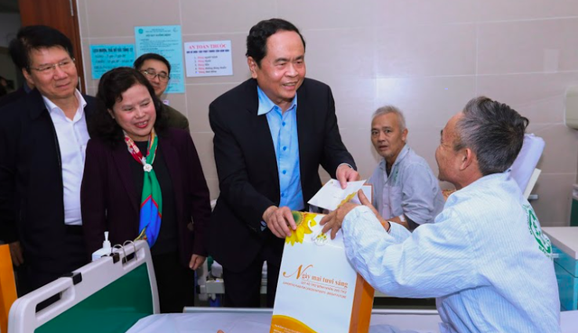 Chủ tịch UBTƯ MTTQ Việt Nam Trần Thanh Mẫn, Thứ trưởng Bộ Y tế Trương Quốc Cường (bìa trái) thăm, tặng quà cho 100 bệnh nhân ung thư tại Bệnh viện Bạch Mai. Ảnh: Đại đoàn kết.