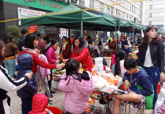 Tranh thủ ngày nghỉ cuối tuần, hội cư dân chung cư CT7 Dương Nội (Hà Đông) đã tổ chức hội chợ Tết dành cho tất cả cư dân cũng như người dân sinh sống quanh khu vực.