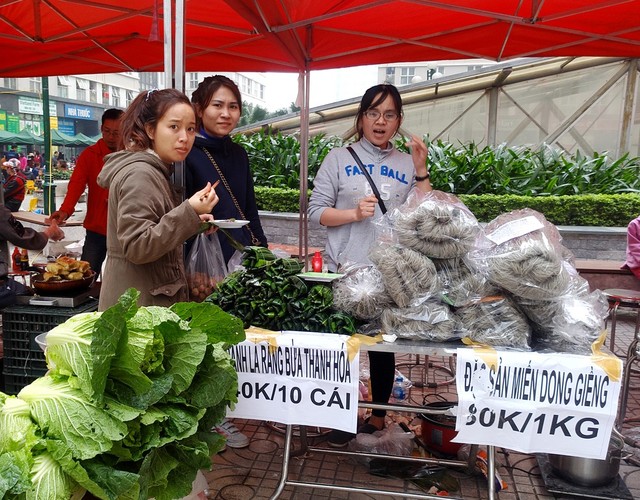 Bên cạnh đó, rất nhiều sản phẩm đặc sản vùng miền cũng góp mặt tại hội chợ cư dân.