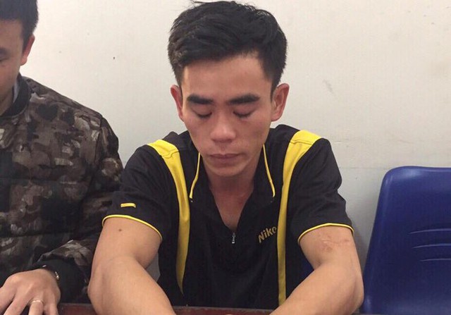 
Nghi phạm đầu thú công an sau khi gây ra vụ đâm chết người. Ảnh: Công Định.
