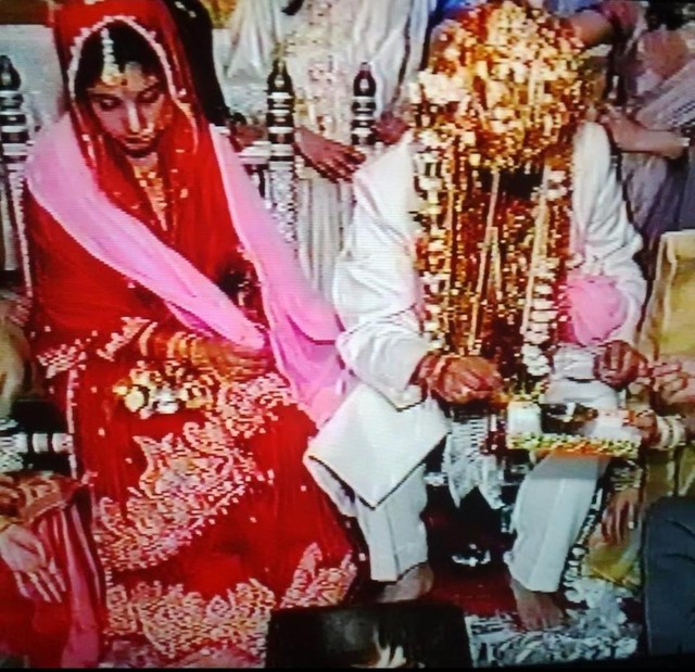 Hình ảnh đám cưới vào năm 1999 giữa Sunny và người chồng có trí tuệ kém phát triển.