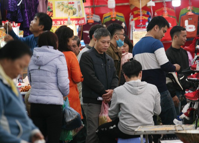 Trong khi đó, tại các hội chợ Xuân khắp Hà Nội, hàng vạn người dân cũng kéo đến mua sắm.