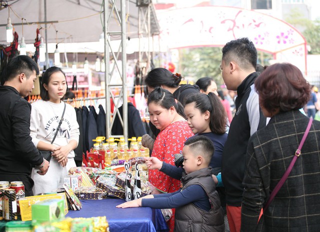 Những sản phẩm thiết yếu cho gia đình ngày Tết cũng được người dân quan tâm đông đảo.