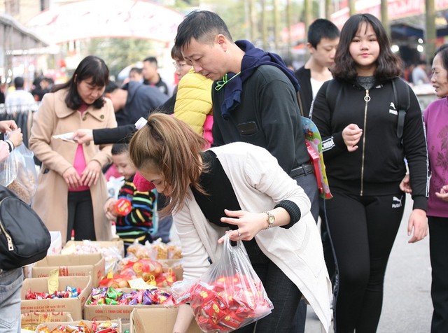 Bánh kẹo, mứt Tết vẫn là những mặt hàng thu hút sự quan tâm của đông đảo khách hàng.