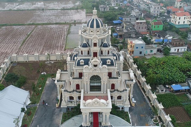 Ngôi nhà hoành tráng này nằm ở làng tỷ phú Phú An , huyện Trực Ninh, Nam Định có tổng diện tích 3 hécta. Diện tích nhà ở là khoảng 700 m2, với 7 tầng, 8 phòng, có cả phòng spa và hầm rượu. Chủ nhà là ông Trần Văn Dĩnh, một doanh nhân nổi tiếng trong lĩnh vực đóng tàu biển.