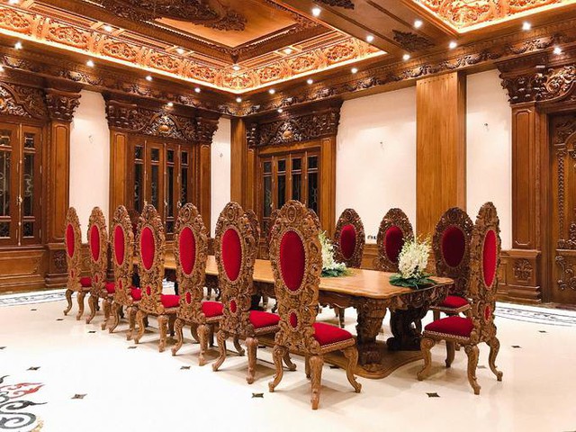 Khu vực tiếp khách được bố trí ghế gỗ nhung, mang nét hoàng gia, không hề kém những khách sạn hạng sang.