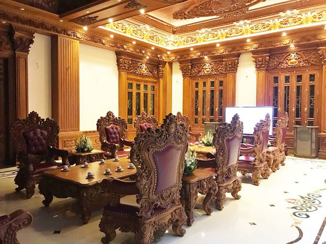 Không gian sinh hoạt chính của gia đình cũng mang hơi hướng cung điện thời xưa, với những chiếc ghế gỗ được chạm khắc tinh vi.