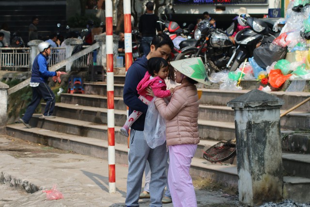 Nhiều em bé lần đầu được bố mẹ đưa ra hồ thả cá.