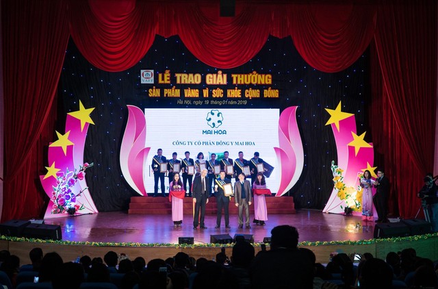 Đại diện Công ty cổ phần đông y Mai Hoa nhận giải tại Lễ Trao Giải “Sản Phẩm Vàng Vì Sức Khỏe Cộng Đồng” 2019