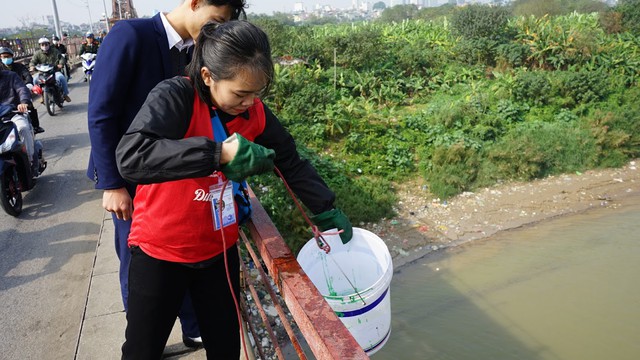 Theo chị Minh (ở quận Long Biên): “Hàng năm mỗi khi cúng xong nhà tôi đều mang ra cầu Long Biên để thả cá, vài năm gần đây, người dân cũng hạn chế việc ném cá xuống sông từ trên cầu. Làm như vậy, cá dễ bị chết mà gây ô nhiễm môi trường”.