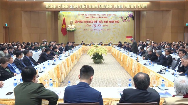 Thủ tướng Nguyễn Xuân Phúc gặp mặt, chúc tết giới trí thức, nhà khoa học. Ảnh: GFS