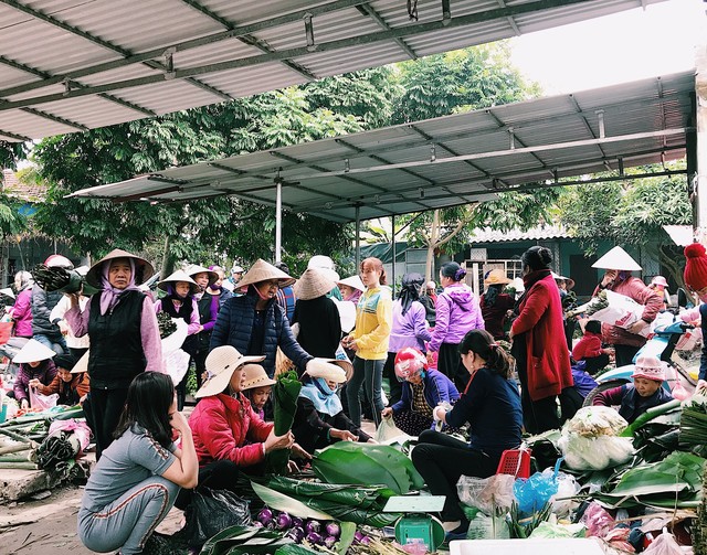 Tết Nguyên đán đang đến rất gần, phiên chợ Đầu Đê những ngày giáp Tết diễn ra nhộn nhịp, tấp nập người mua bán.