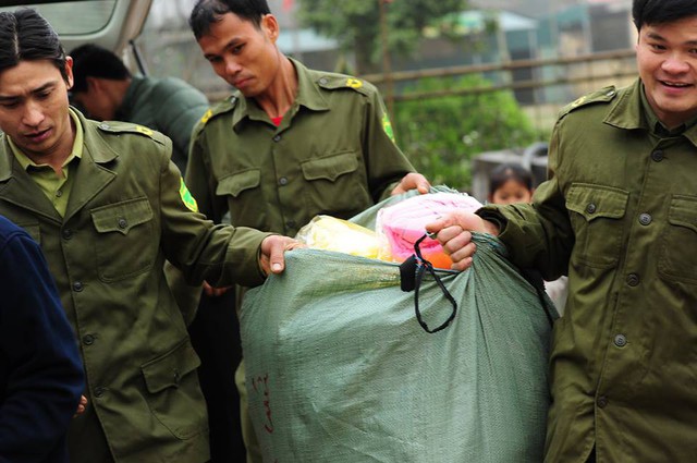 Cán bộ xã giúp đoàn mang quà vào